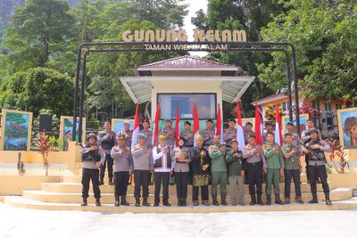 Polres Sintang Gelar Pengambilan Air Suci di Bukit Kelam Jelang Hari Bhayangkara ke-79