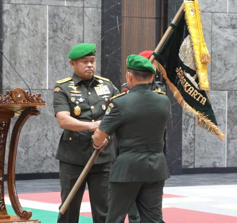 Sertijab Pangdam Jaya dari Mayjen TNI Rafael Granada Baay kepada Mayjen TNI Dedi Suryadi