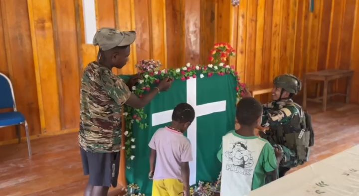 Jelang Ibadah Hari Natal, Prajurit Badak Hitam Pos Malagai Karya Bakti Bersama Masyarakat Melaksanakan Pembersihan Gereja